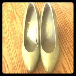 Light gold Ferragamo pre-owned pumps!